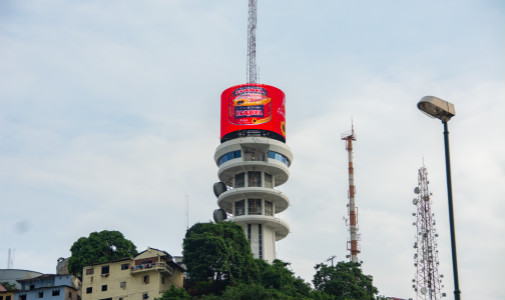 Cartel led cilíndrico gigante en la parte superior de una torre de televisión, Ecuador